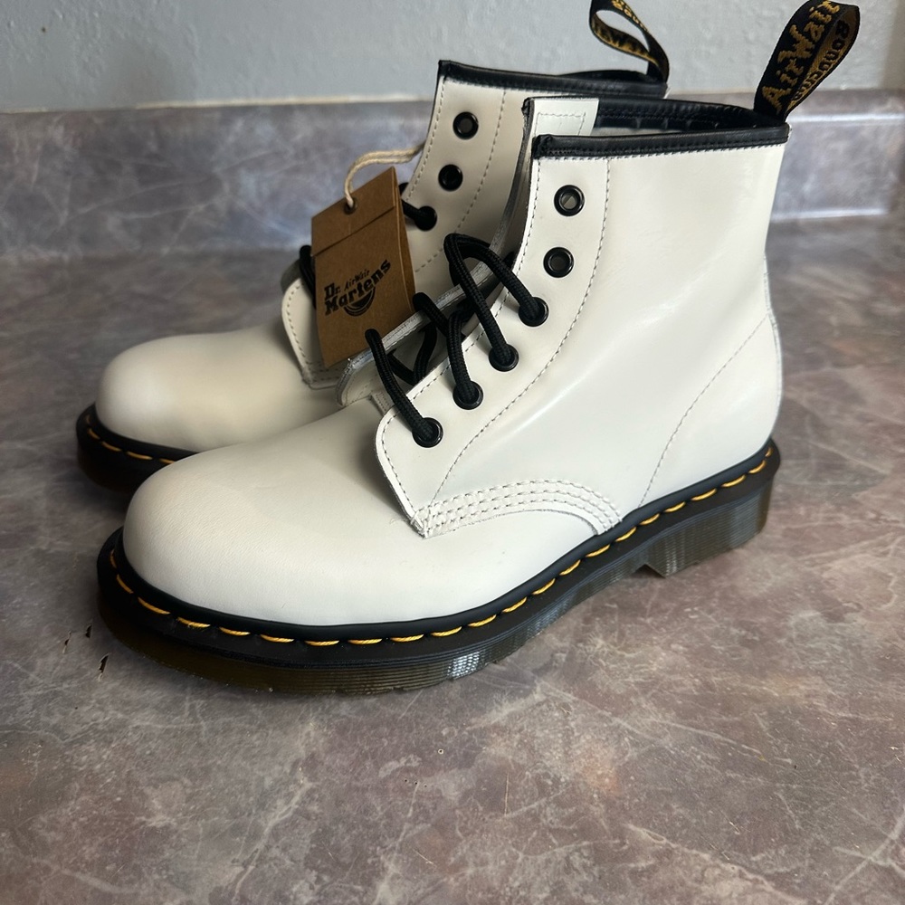 New Dr. Martens 101 YS Mid White Leather Yellow Stitch 6 Eyelets Size 6M /W 7